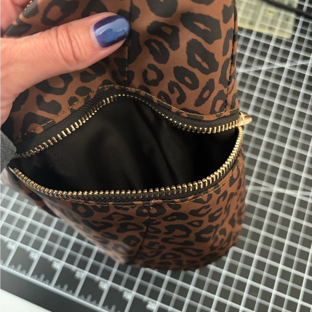Lululemon Slouchy Sling Bag 6L - leopard - Picture 6 of 7